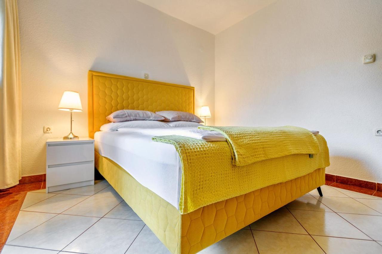 Comfort In Peaceful Area - With Garden Apartment