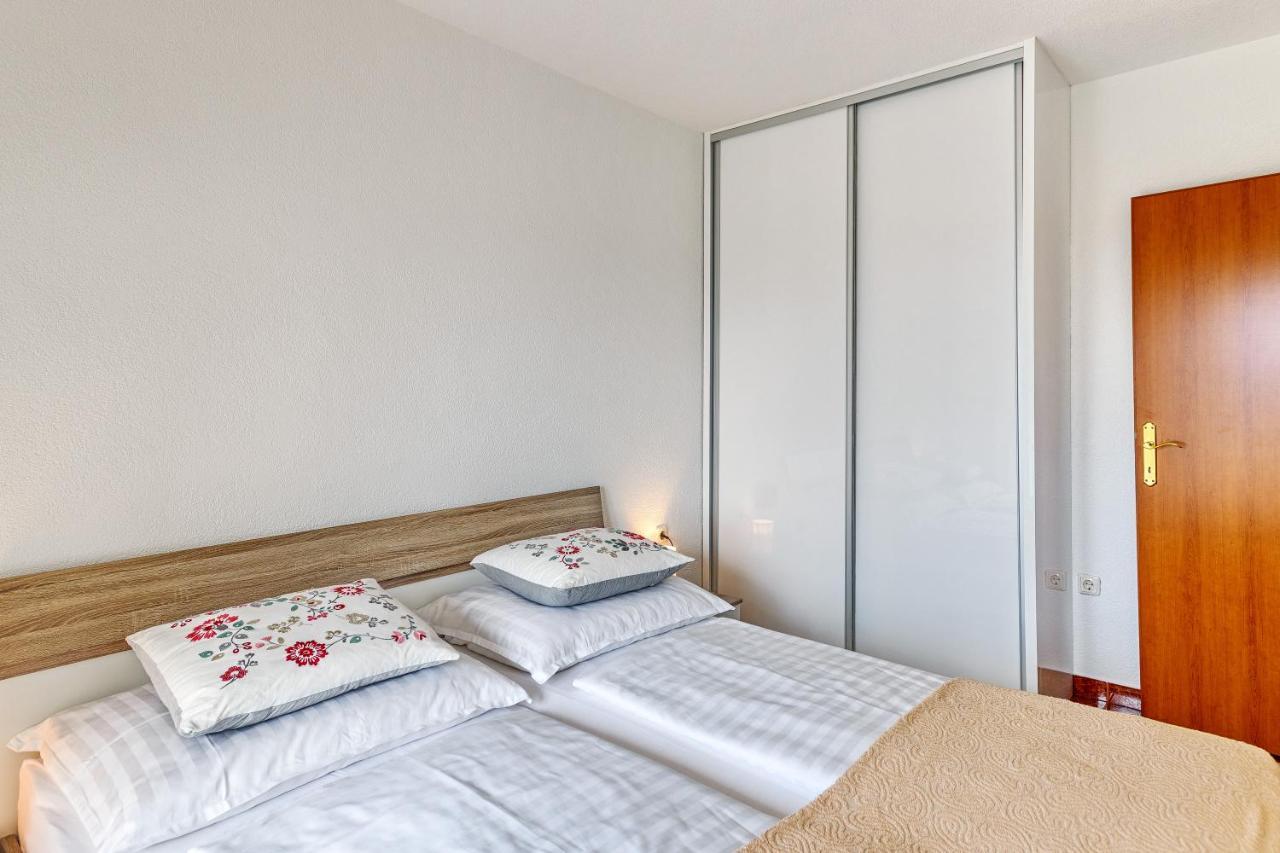 Comfort In Peaceful Area - With Garden Apartment *